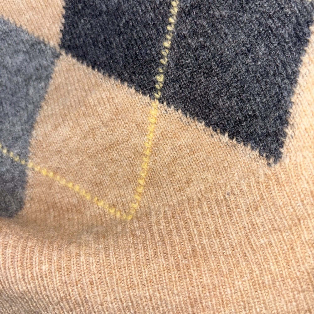 L.L. Bean Men's V-Neck Argyle Lambswool Shetland Sweater Vest - Beige and Navy - Picture 4 of 5